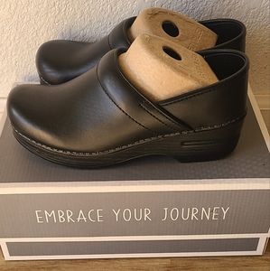 Dansko Clogs Size 36 (5.5 - 6) Black Professional Leather.LIKE NEW- Box included